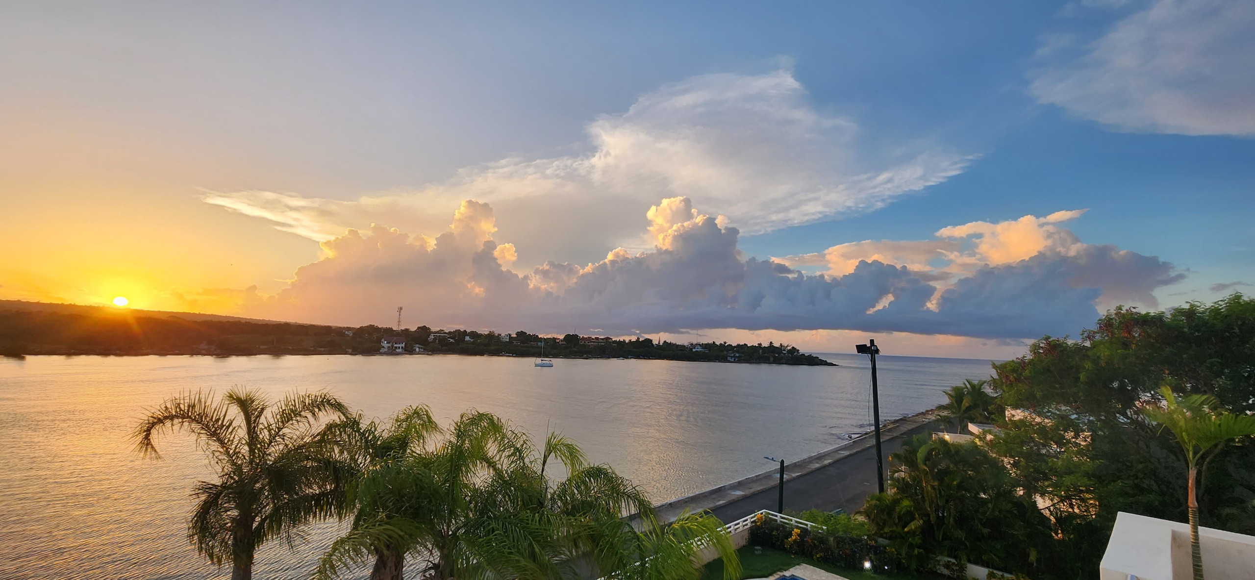 Atardecer con vista al río chavón