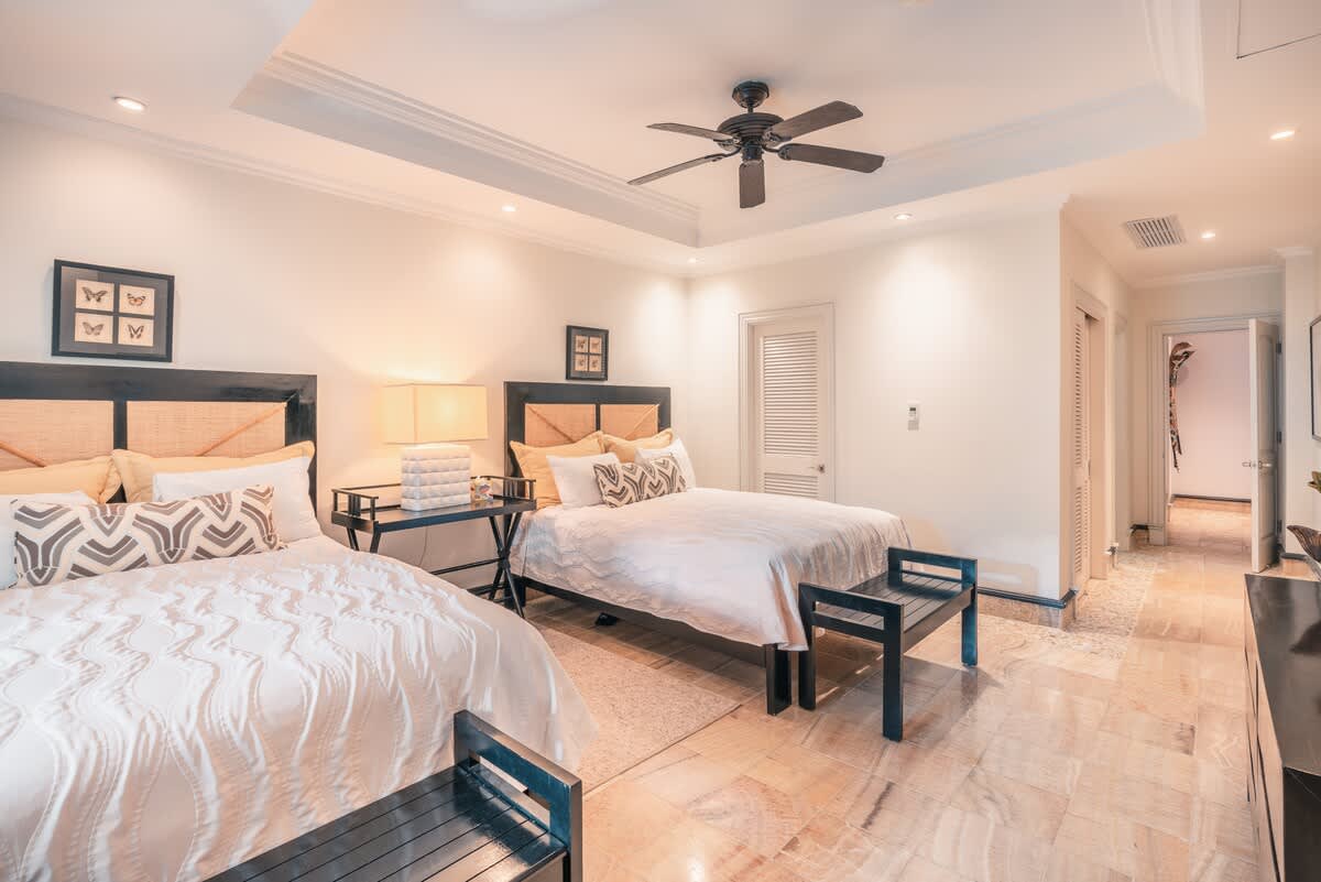 6944437d914dba2e072f7702