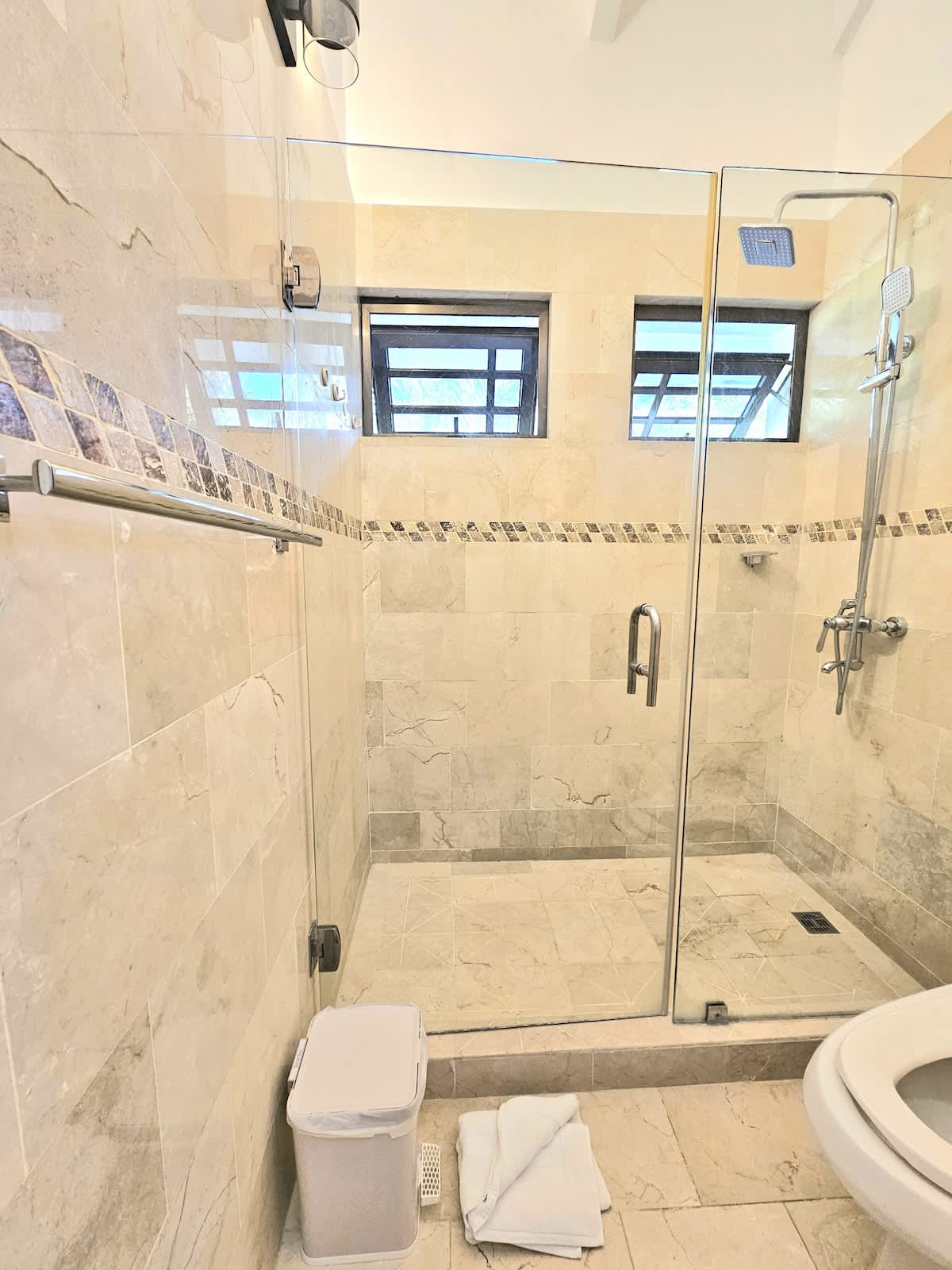 6944449b914dba2e072f8296