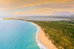 Read more about the article Playa Esmeralda: the Dominican coastline’s natural jewel